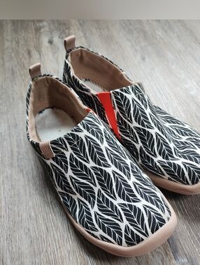 UIN Slip On Shoes Canvas Comfort Loafers Beyond the Shadow Size 9.5